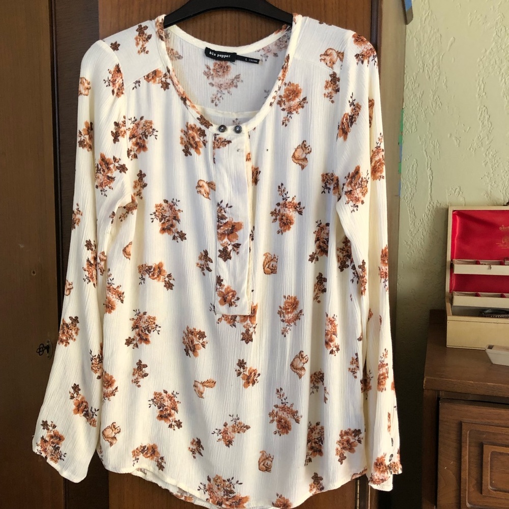 Blu Pepper Medium top, Squirrel/acorn pattern. Flared sleeves.